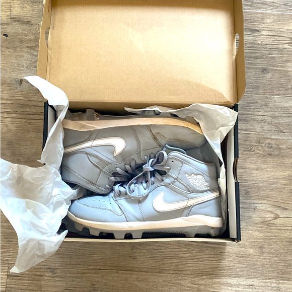 These are Jordan 1 baseball cleats size 9 used pretty good 100 or 90 - Picture 1 of 4